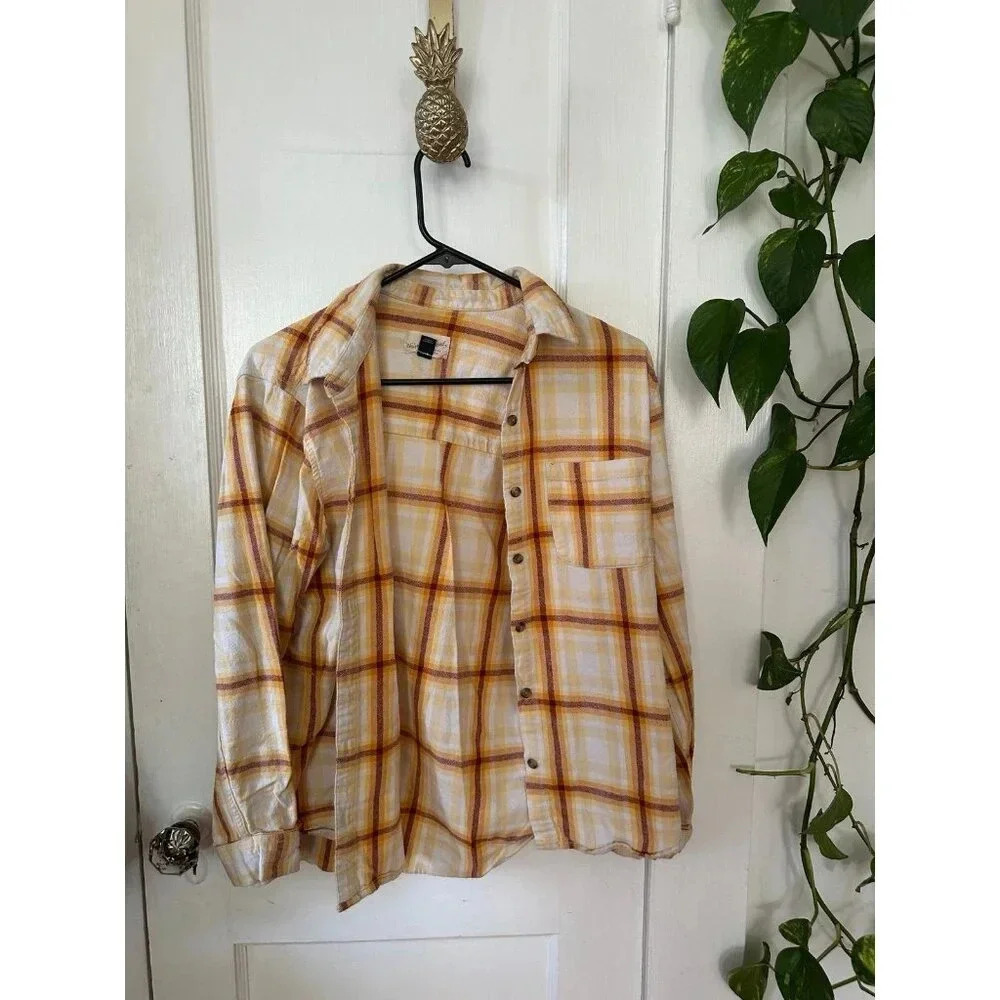 Universal Threads women’s size medium plaid cardigan